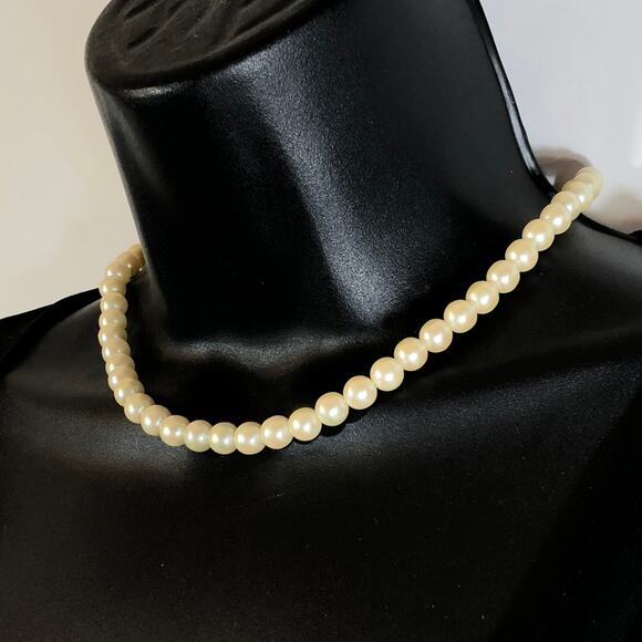 Faux Pearl Necklace 18" Creamy White Versatile Regency Barrel Clasp Retro Vtg - Picture 4 of 4